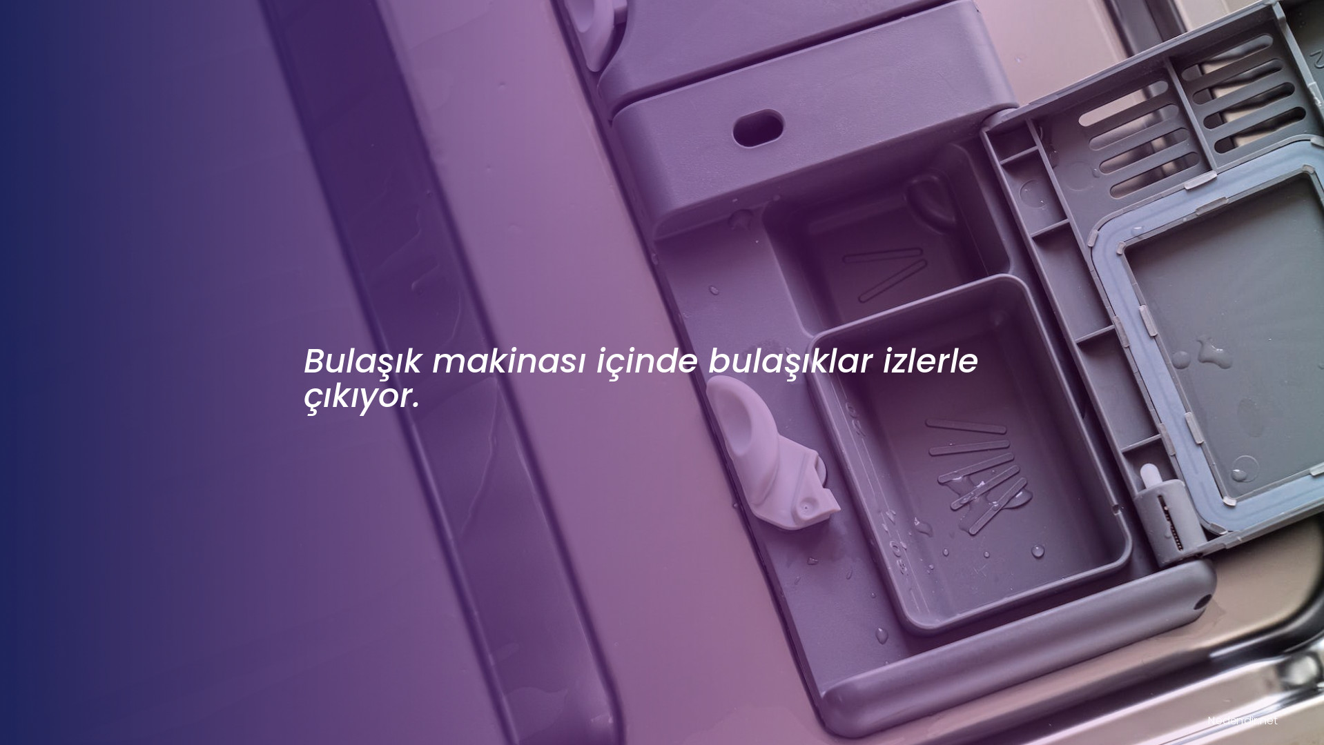 Bulaşık makinası içinde bulaşıklar izlerle çıkıyor.