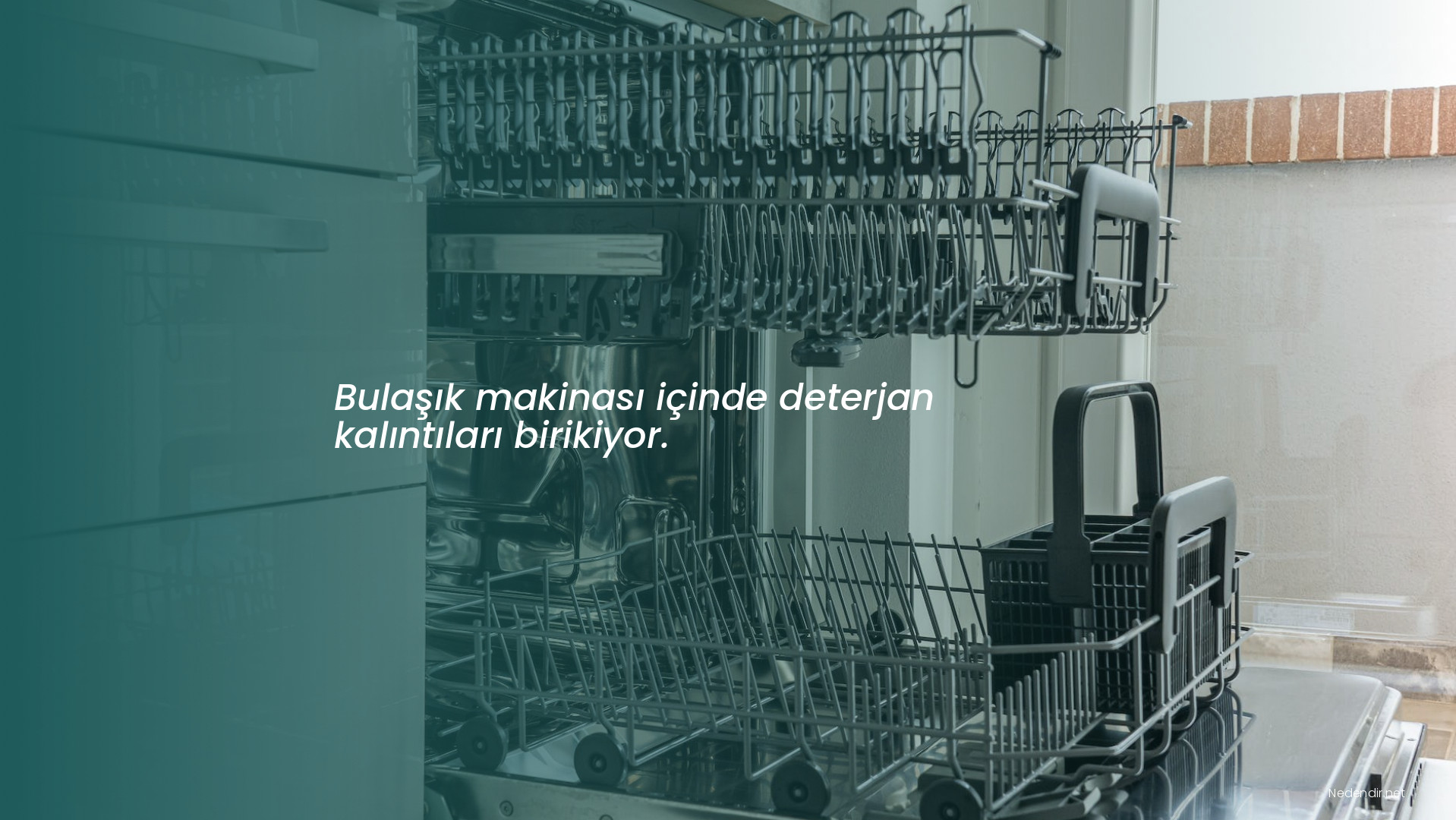 Bulaşık makinası içinde deterjan kalıntıları birikiyor.