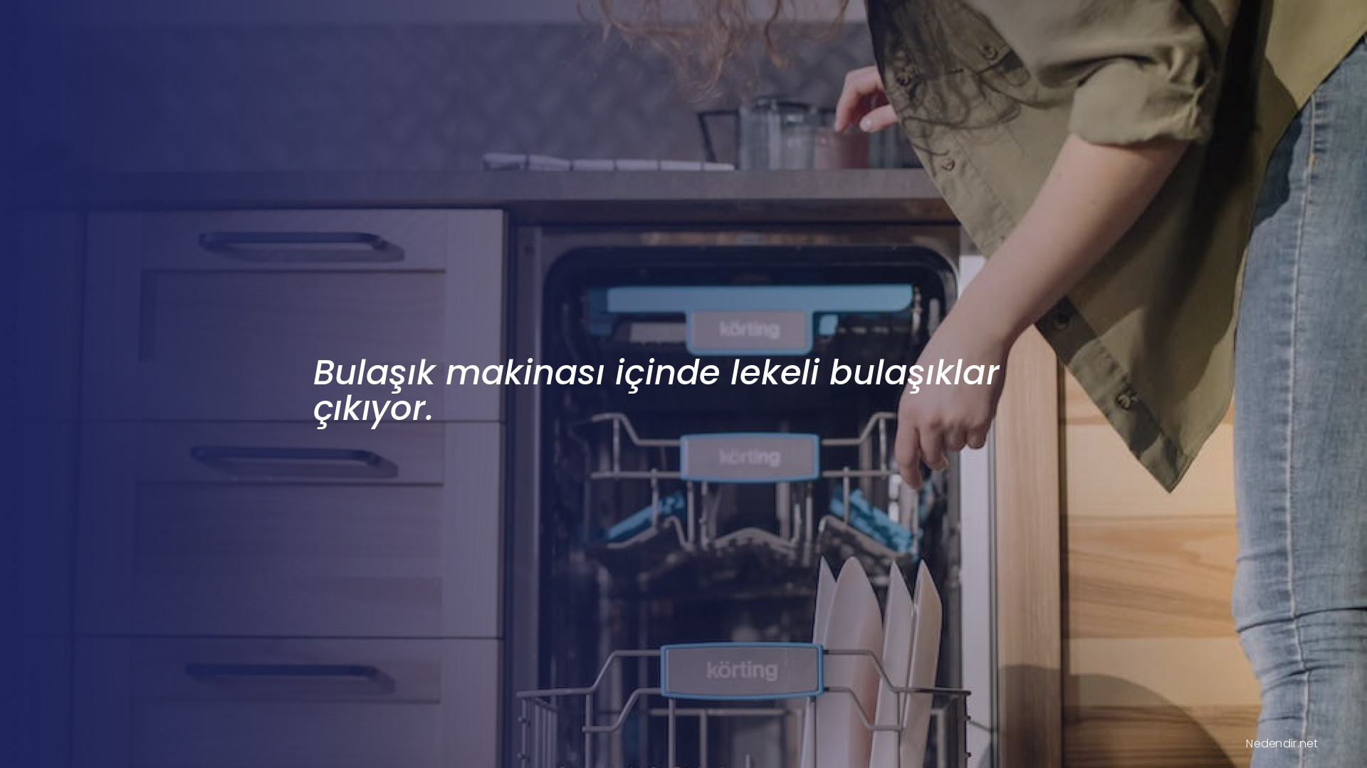 Bulaşık makinası içinde lekeli bulaşıklar çıkıyor.