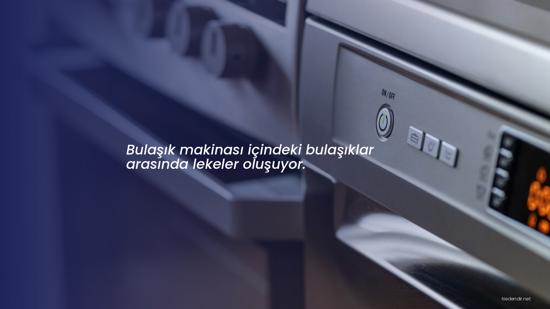 Bulaşık makinası içindeki bulaşıklar arasında lekeler oluşuyor.