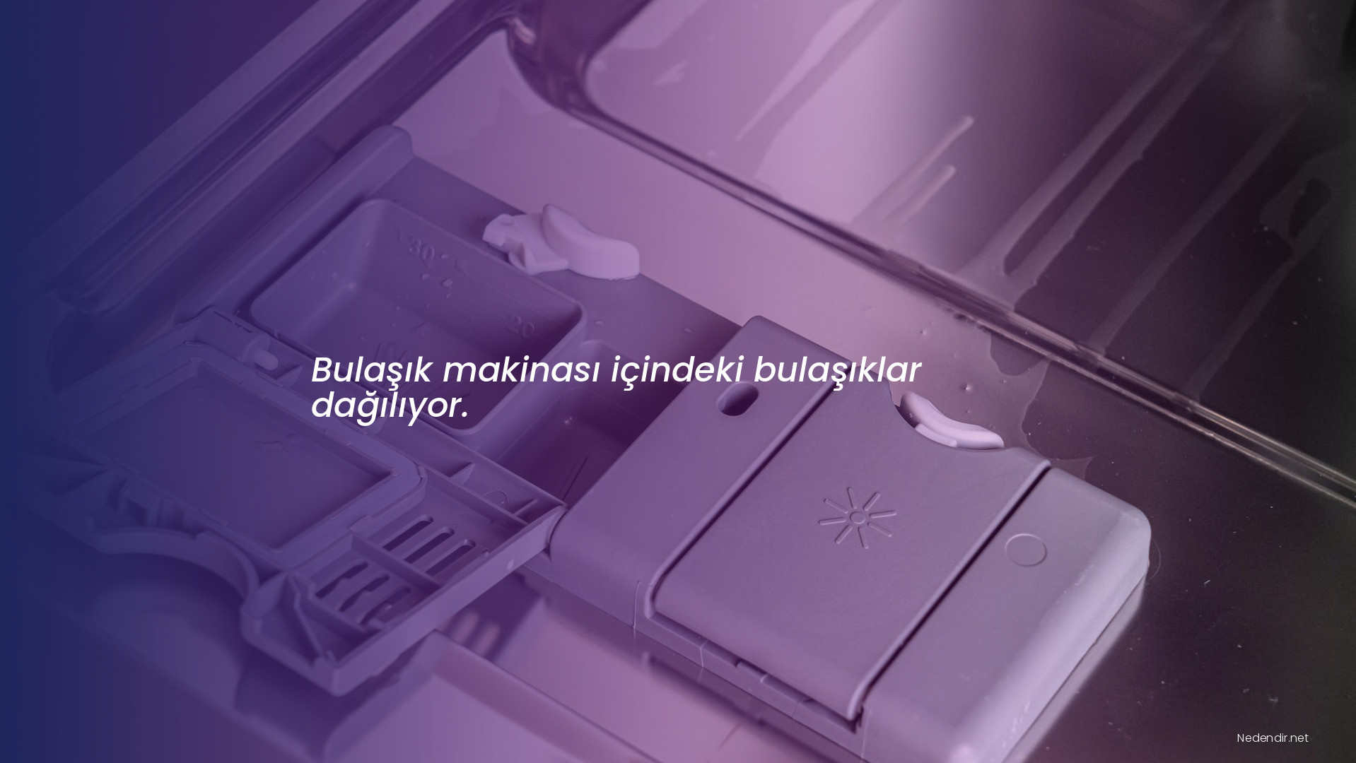 Bulaşık makinası içindeki bulaşıklar dağılıyor.