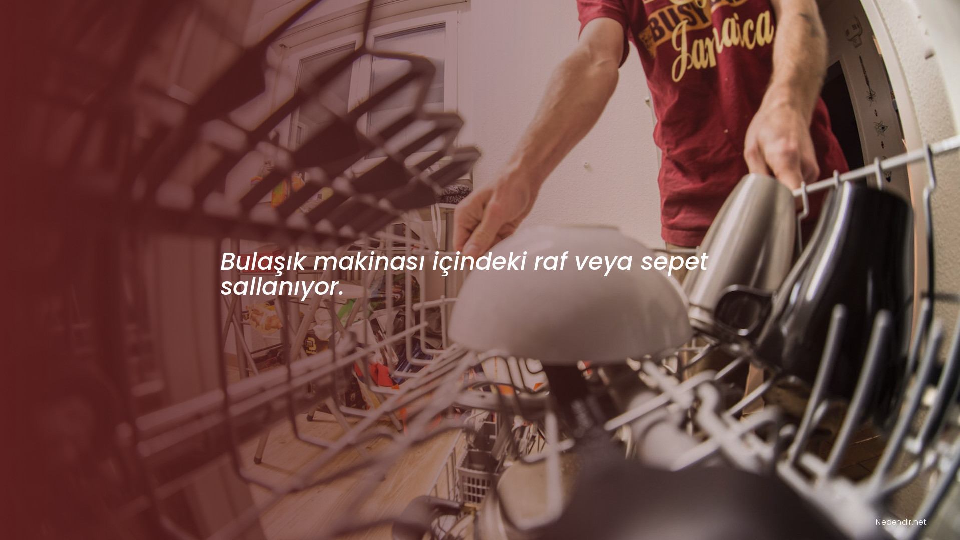 Bulaşık makinası içindeki raf veya sepet sallanıyor.