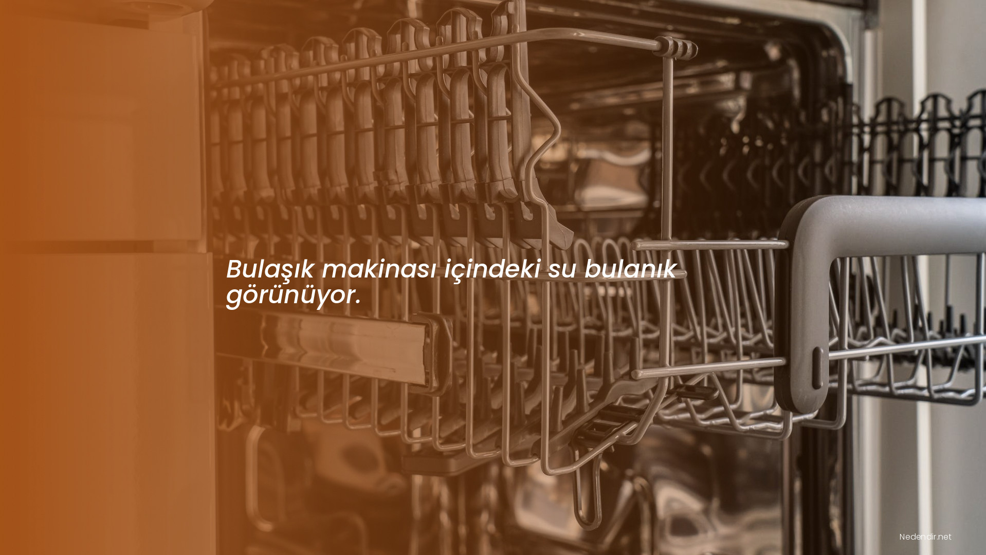 Bulaşık makinası içindeki su bulanık görünüyor.