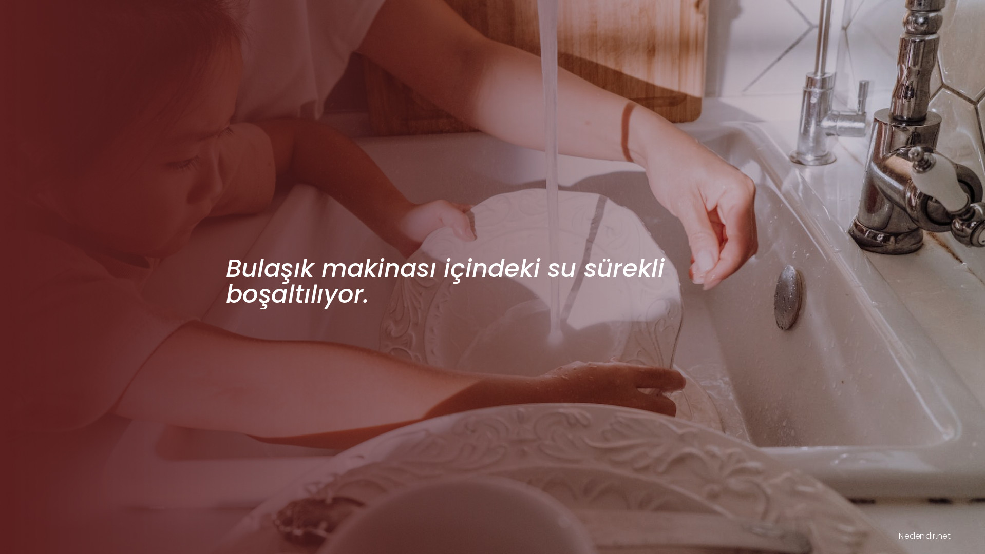 Bulaşık makinası içindeki su sürekli boşaltılıyor.