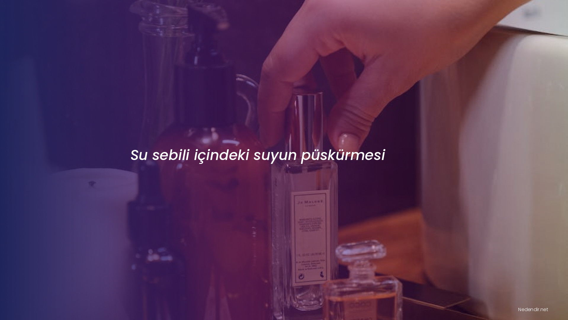 Su sebili içindeki suyun püskürmesi